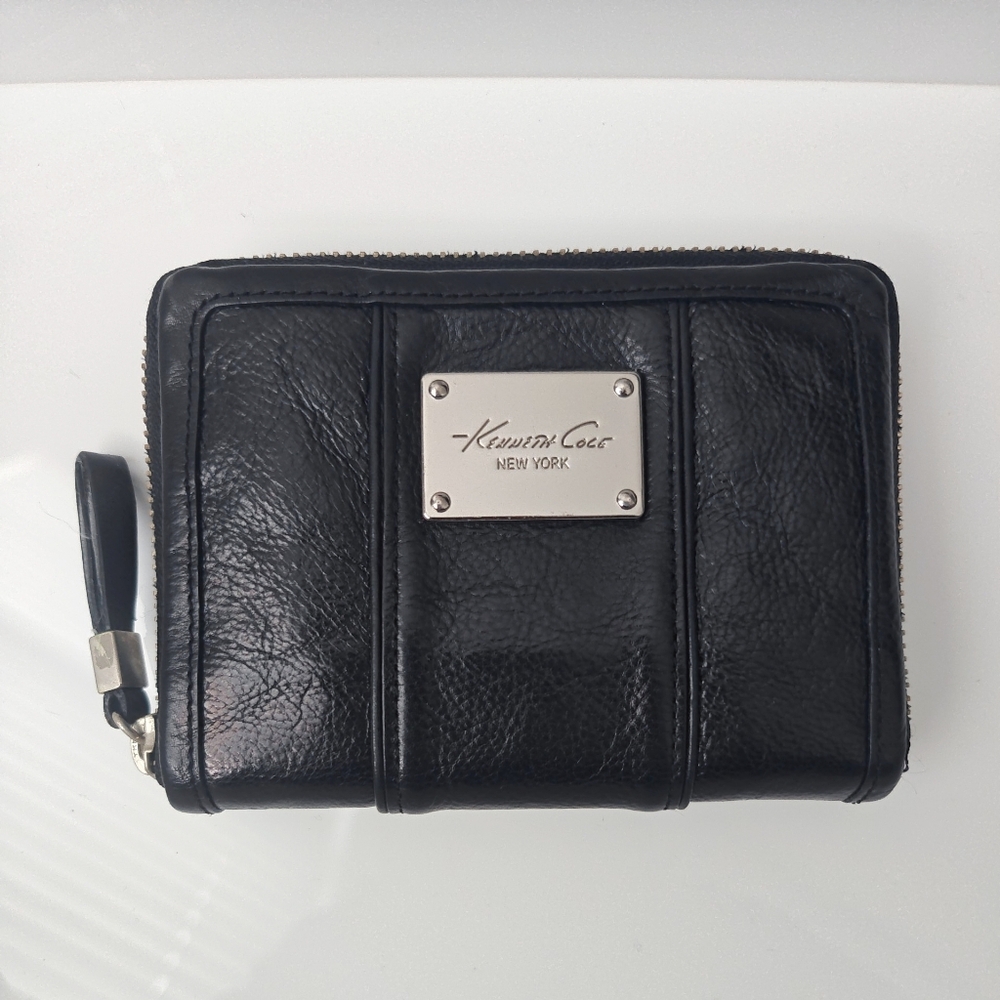 Kenneth Cole Black Leather Zip Wallet With Many Card Slot Compartment
